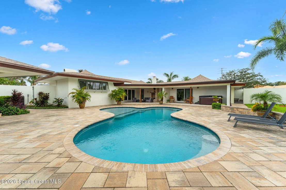 Photo of 207 Riverside Drive