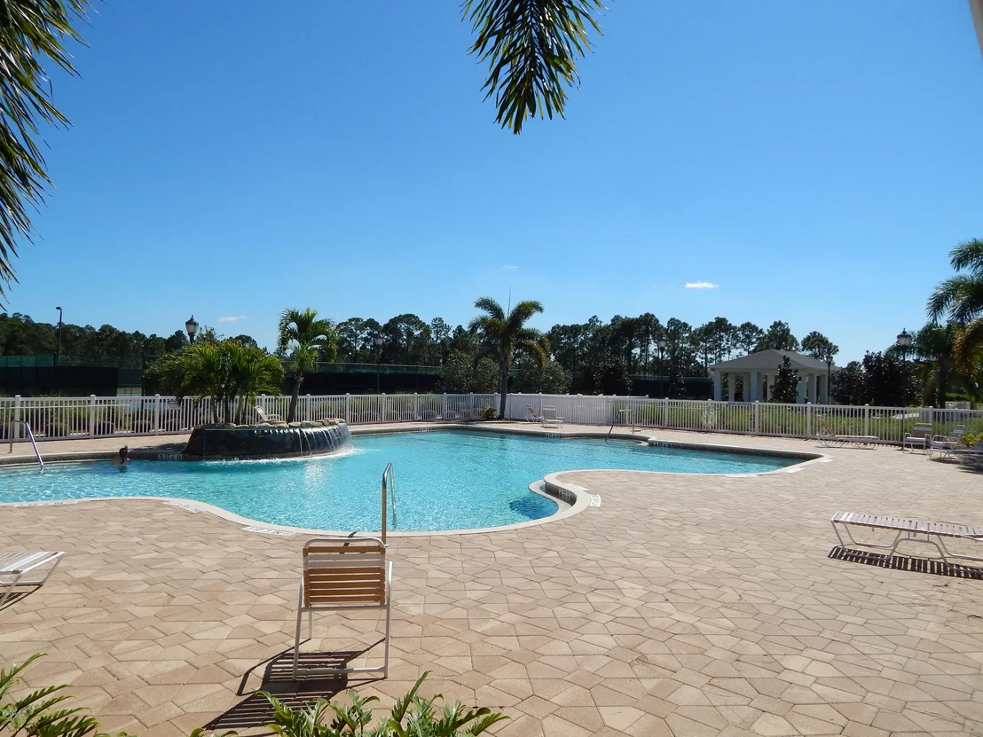 Photo of 211 SE Devlin Court