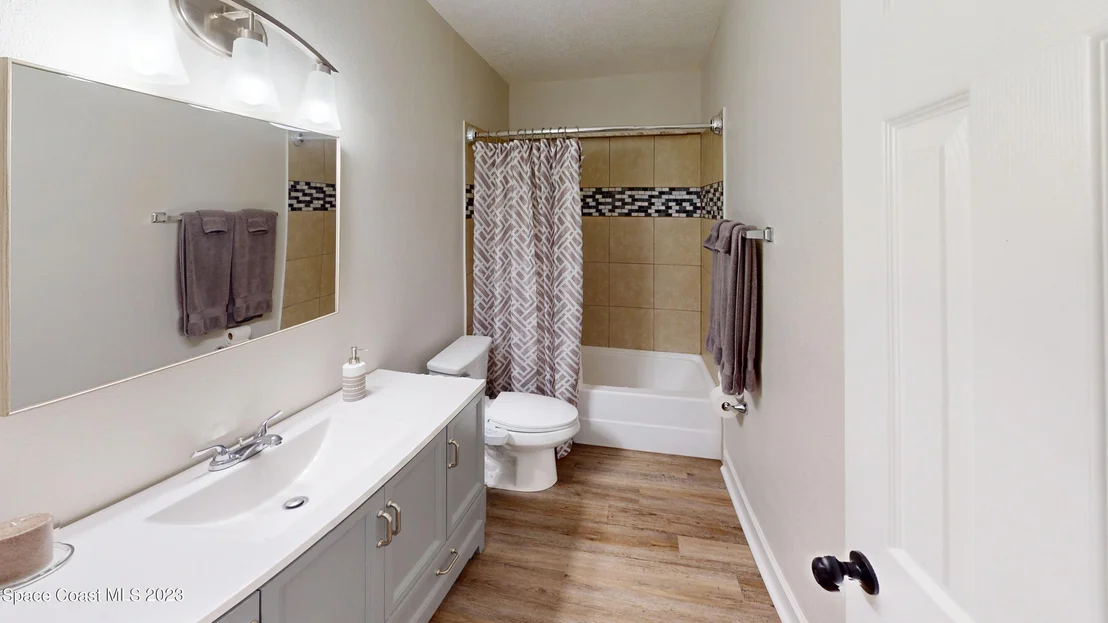 Photo of 1045 Green Road