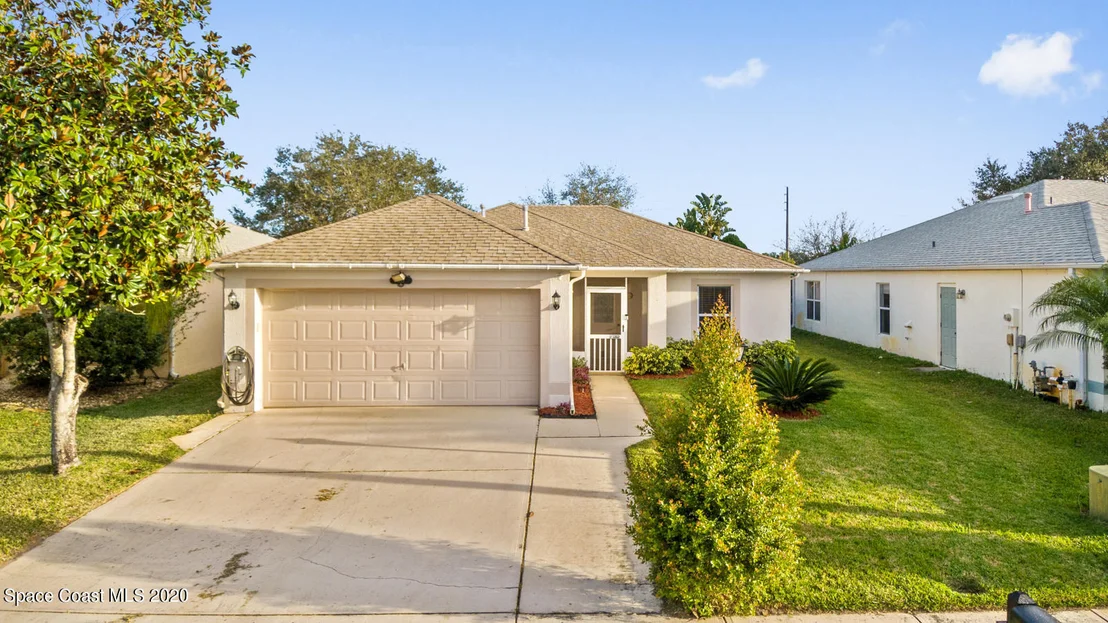 Photo of 1111 White Oak Circle
