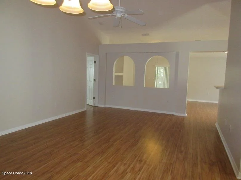 Photo of 1243 White Oak Circle