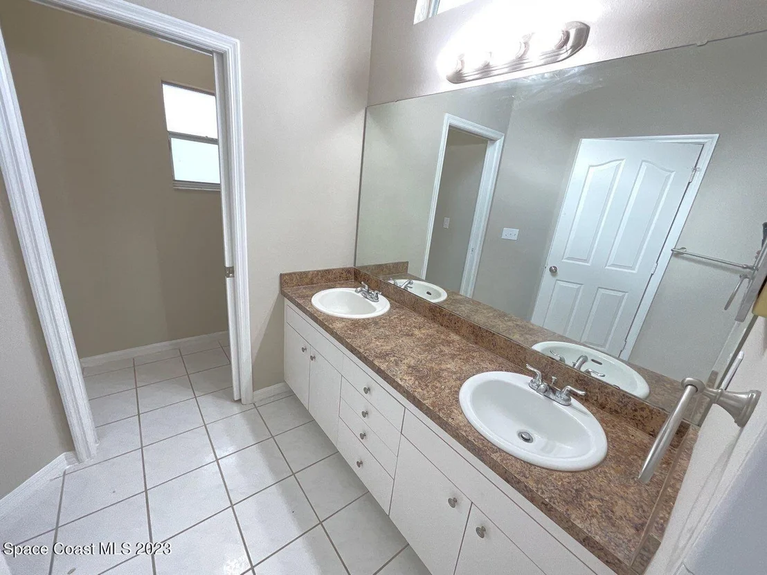Photo of 6420 Golfview Avenue