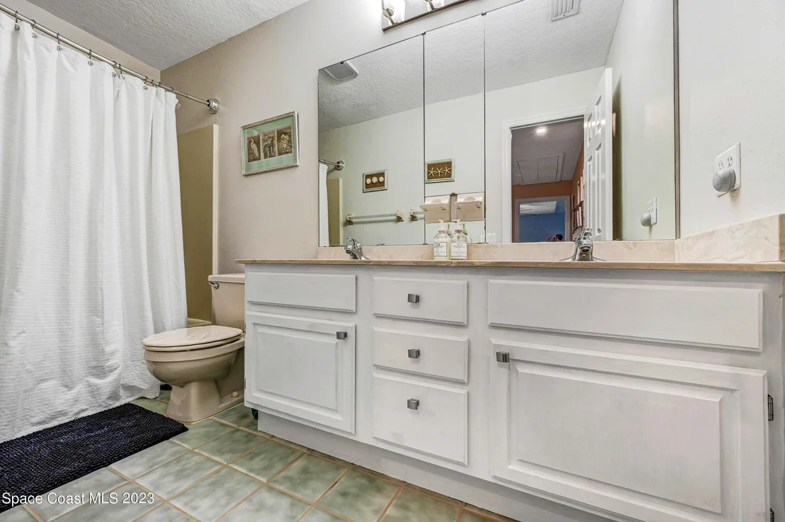 Photo of 2225 Royal Oaks Drive