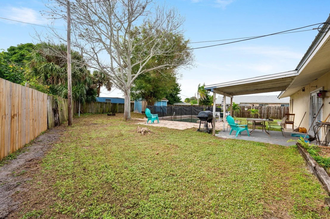 Photo of 822 Onyx Drive NE