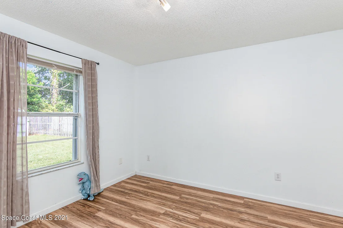 Photo of 5590 Fairbridge Street