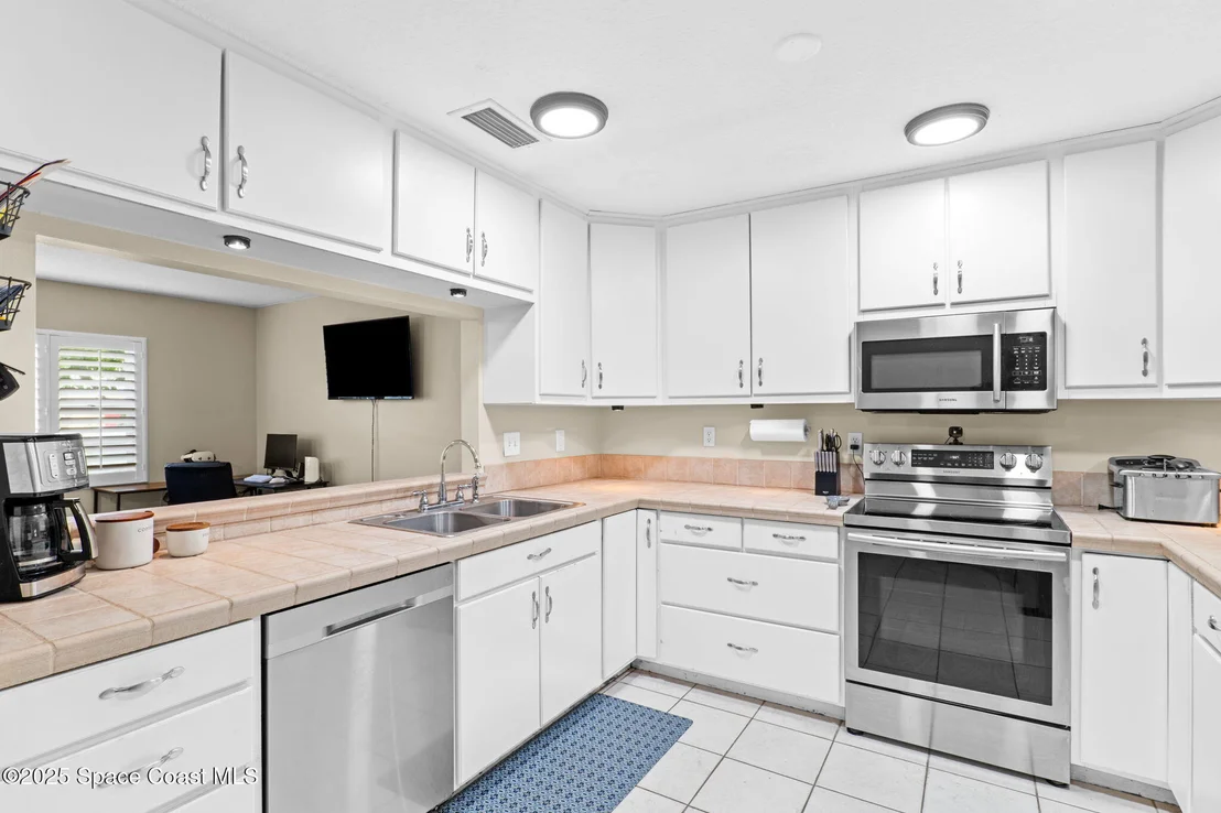 Photo of 999 Emerald Road SE