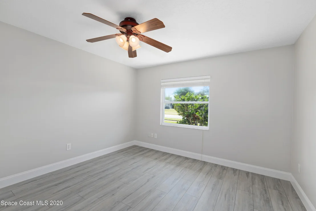 Photo of 609 Roberts Lane NE
