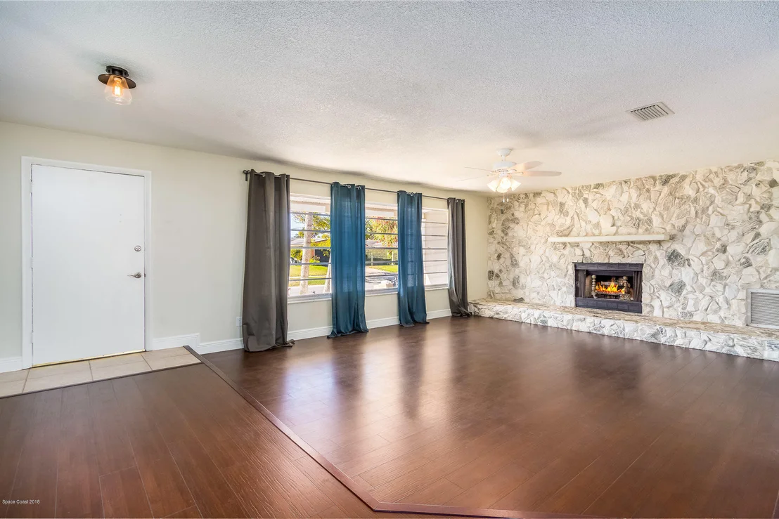 Photo of 306 N Roundtree Drive N