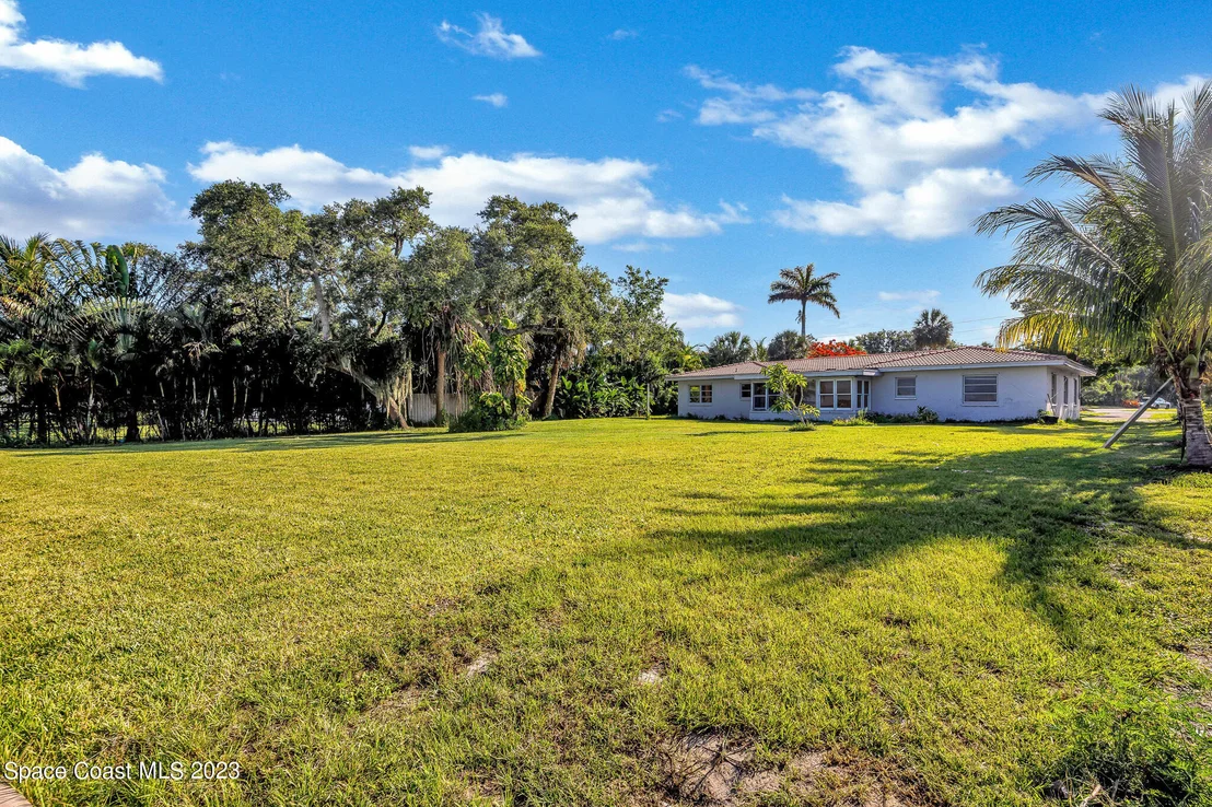 Photo of 804 S Riverside Drive