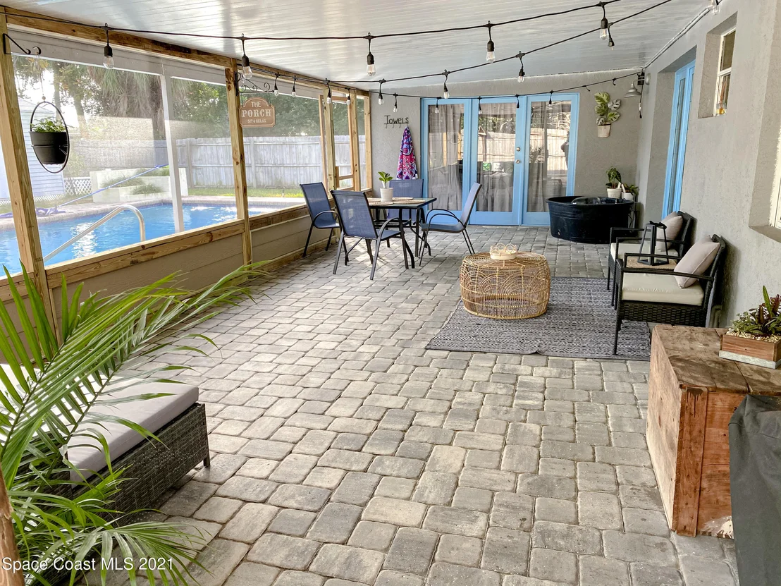 Photo of 1585 Old Colonial Way