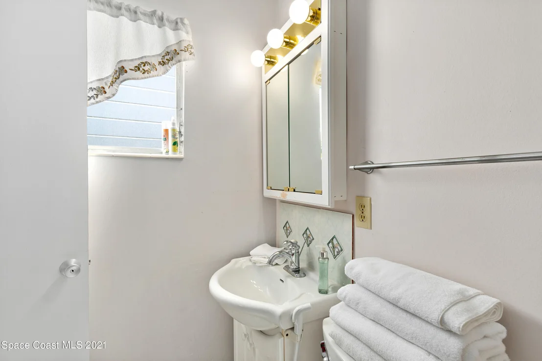 Photo of 584 Westminster Avenue