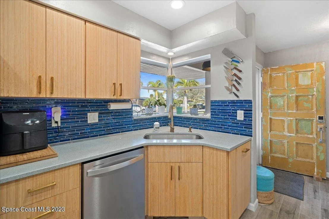 Photo of 615 N Robert Way