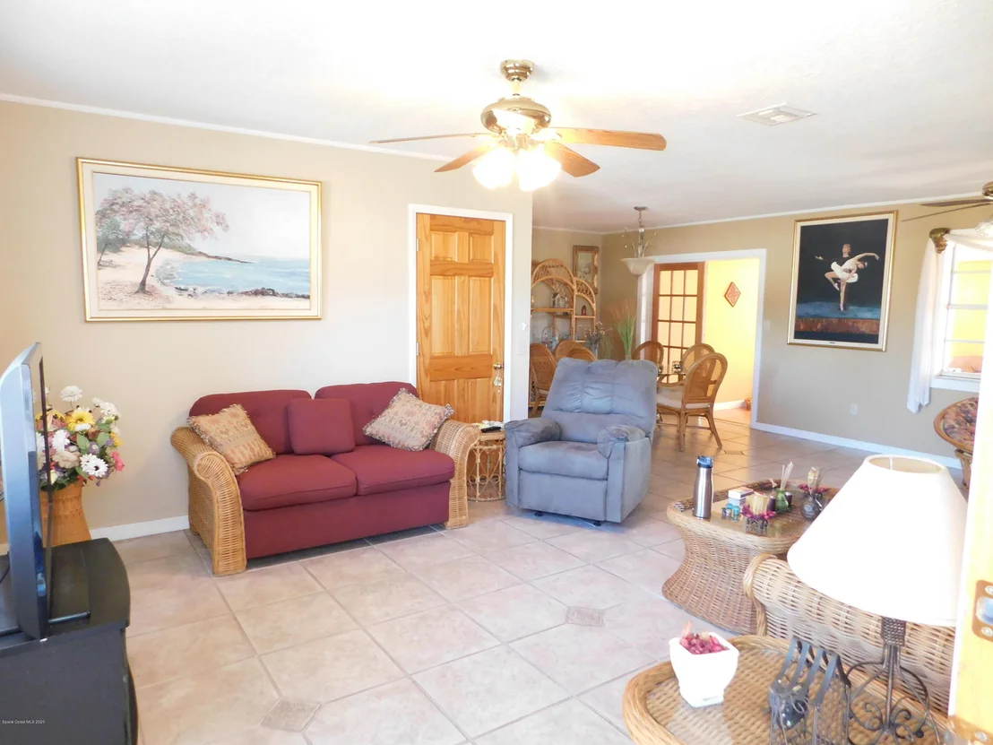 Photo of 978 Bianca Drive NE