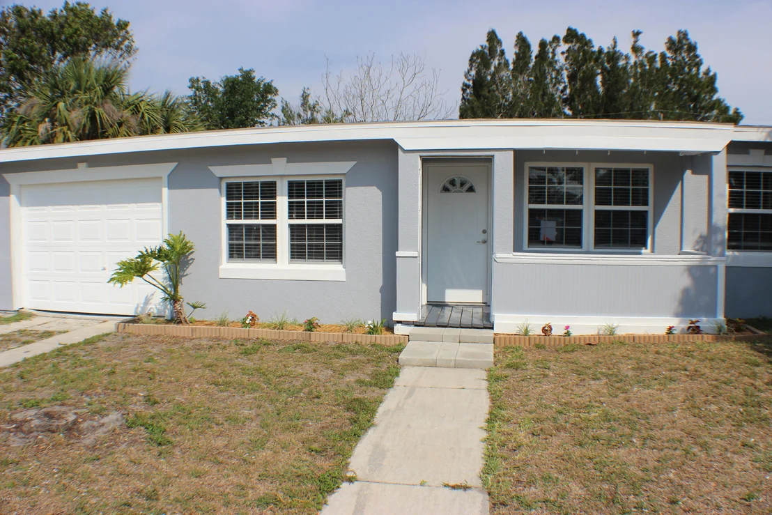 Photo of 1042 Cabot Drive NE