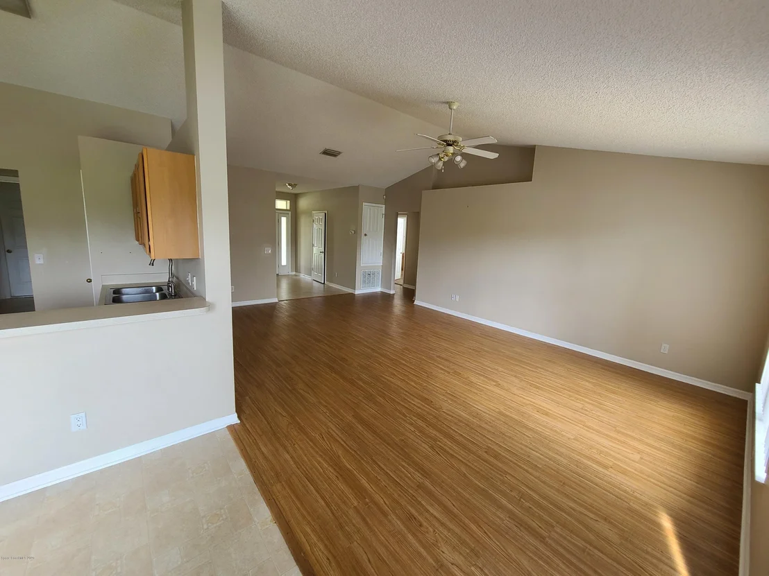 Photo of 1085 Kingfisher Way