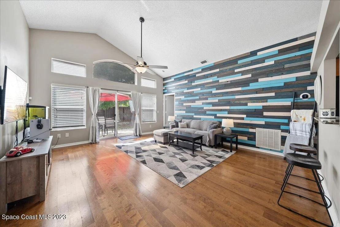 Photo of 914 Free Way
