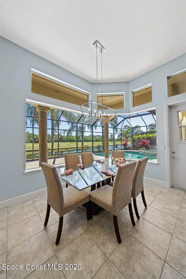 Photo of 925 Chatsworth Drive