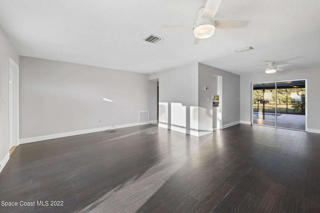 Photo of 1141 Cromey Road NE