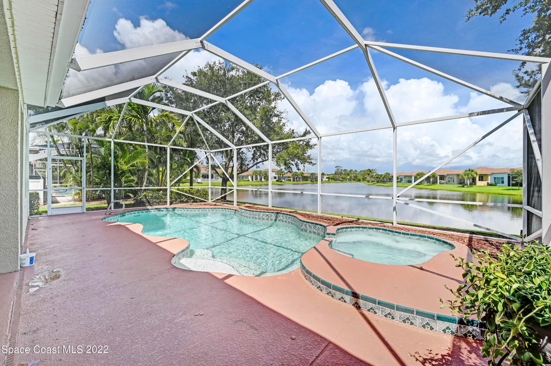 Photo of 592 Oceanside Boulevard