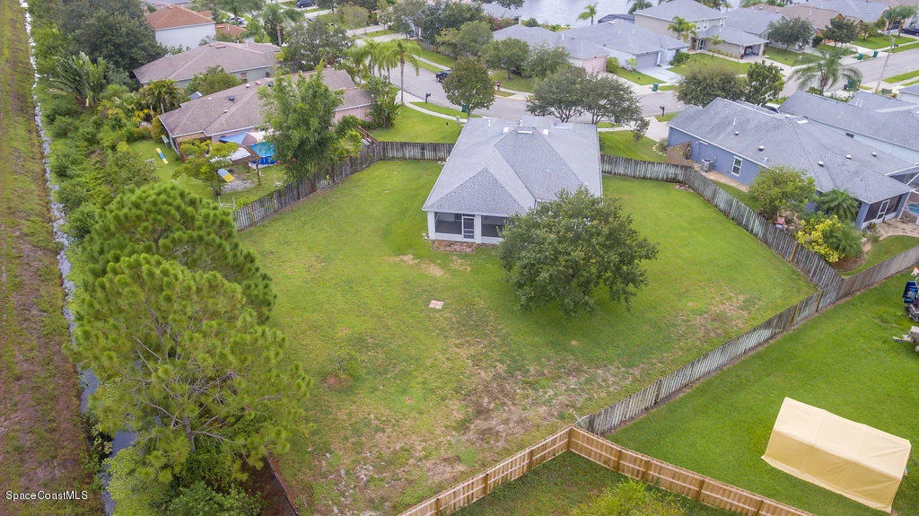 Photo of 1203 White Oak Circle