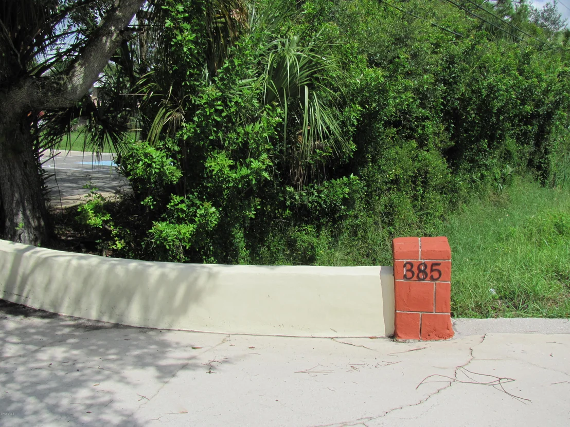 Photo of 385 N Range Road