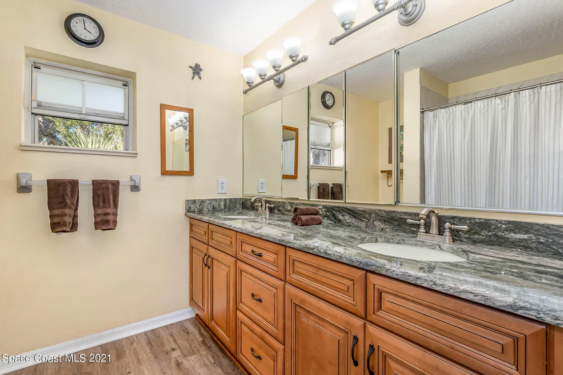 Photo of 2555 Macdonald Lane