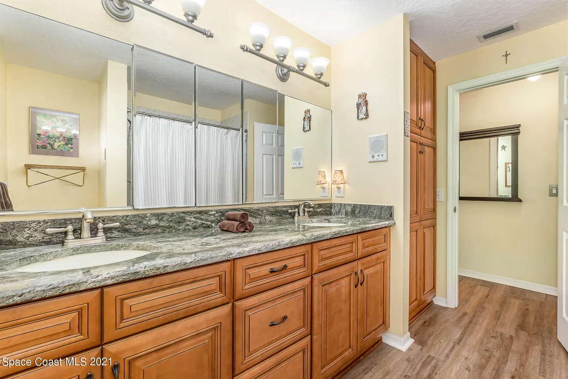 Photo of 2555 Macdonald Lane