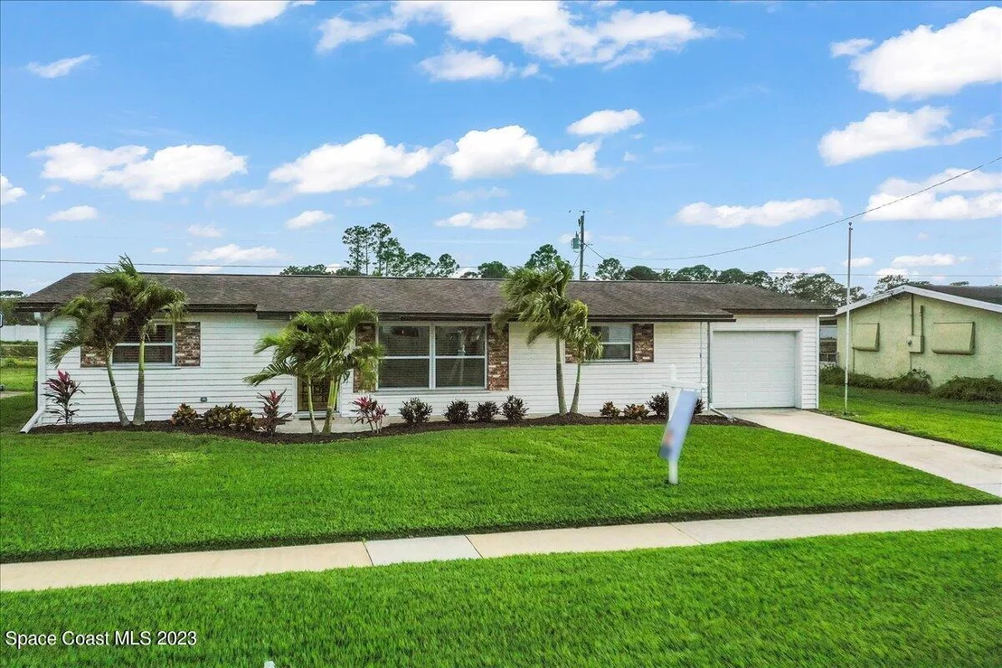 Photo of 1707 Ixora Drive W