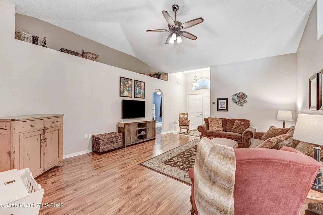 Photo of 1153 White Oak Circle