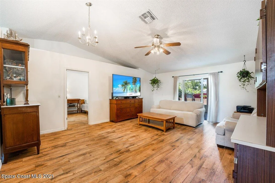 Photo of 1209 White Oak Circle