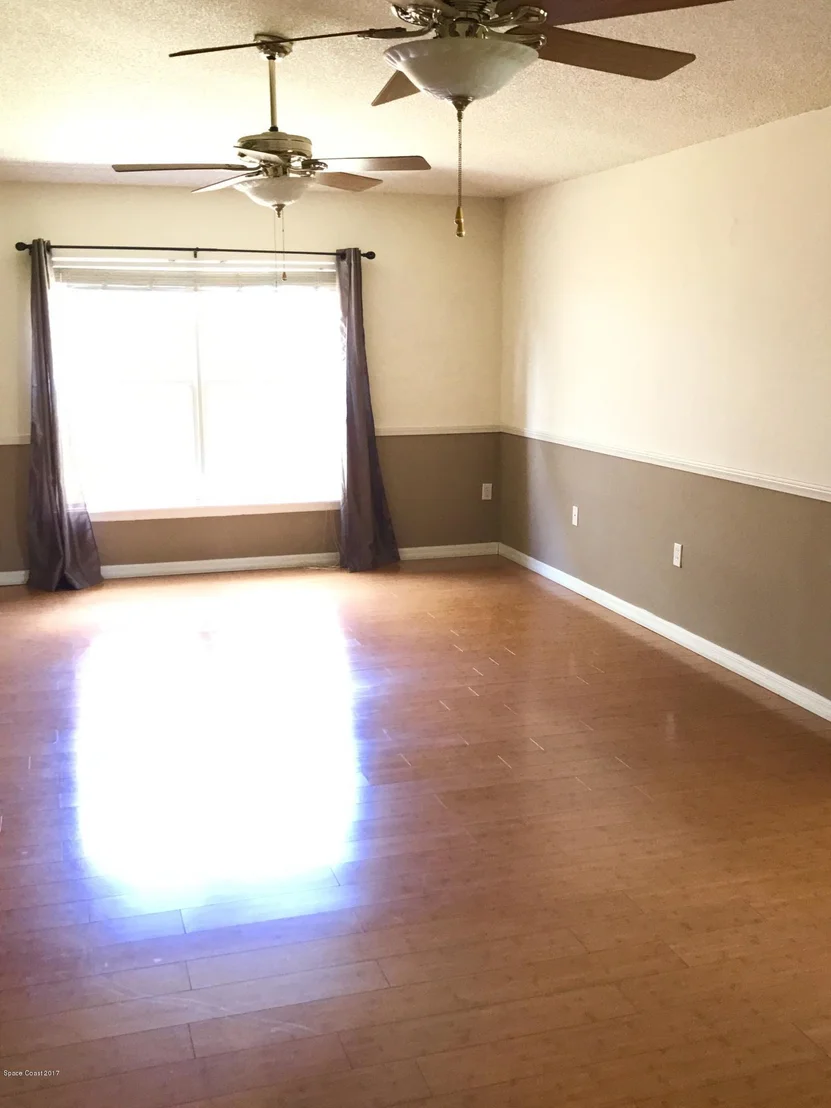 Photo of 1159 White Oak Circle