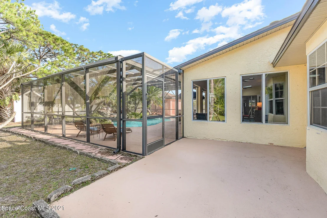 Photo of 2555 Macdonald Lane