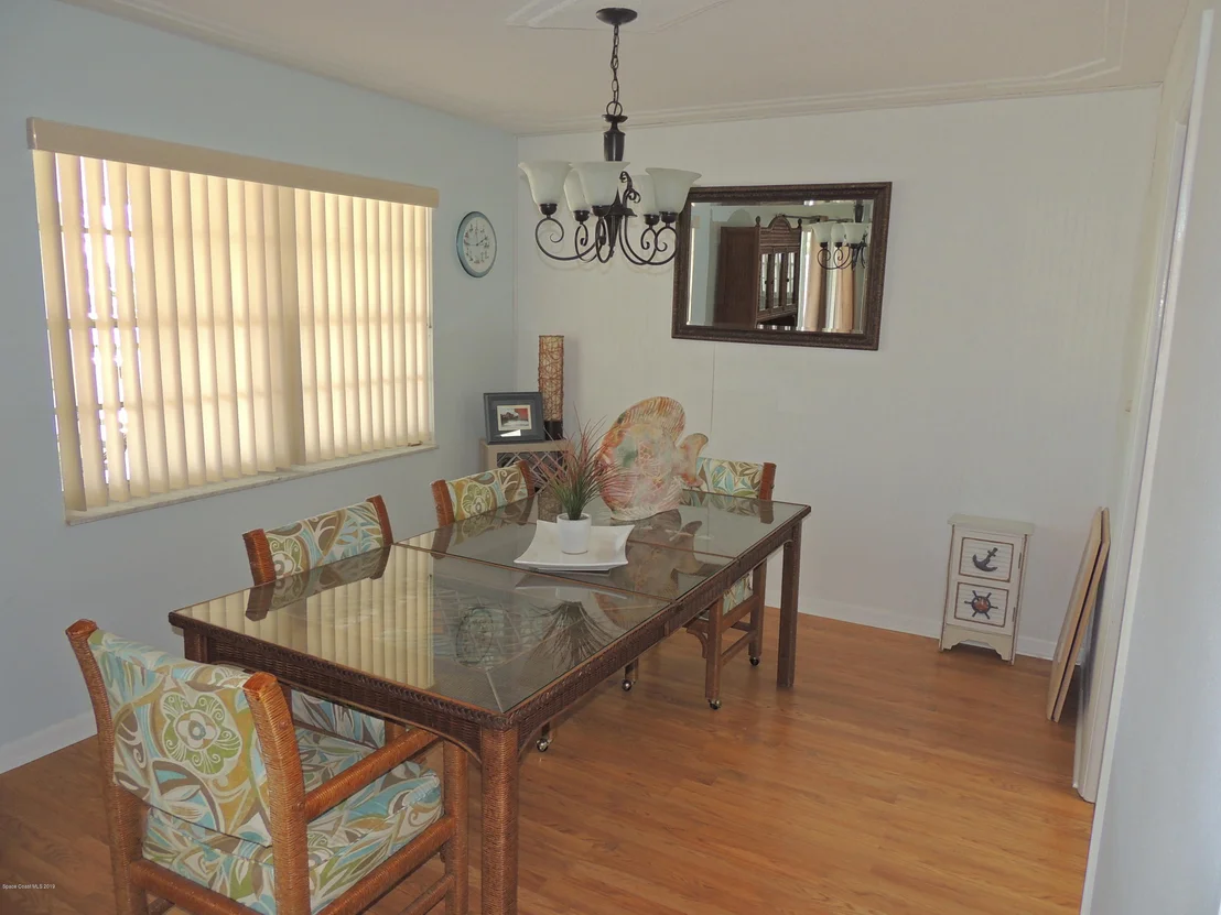 Photo of 327 Dorset Drive S