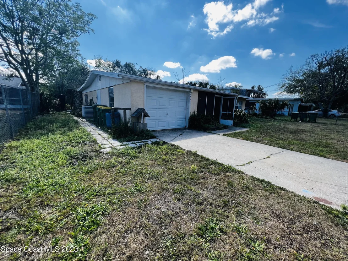 Photo of 305 Iris Street