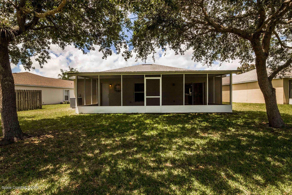 Photo of 1123 White Oak Circle