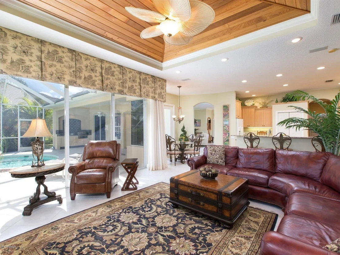 Photo of 965 Chatsworth Drive