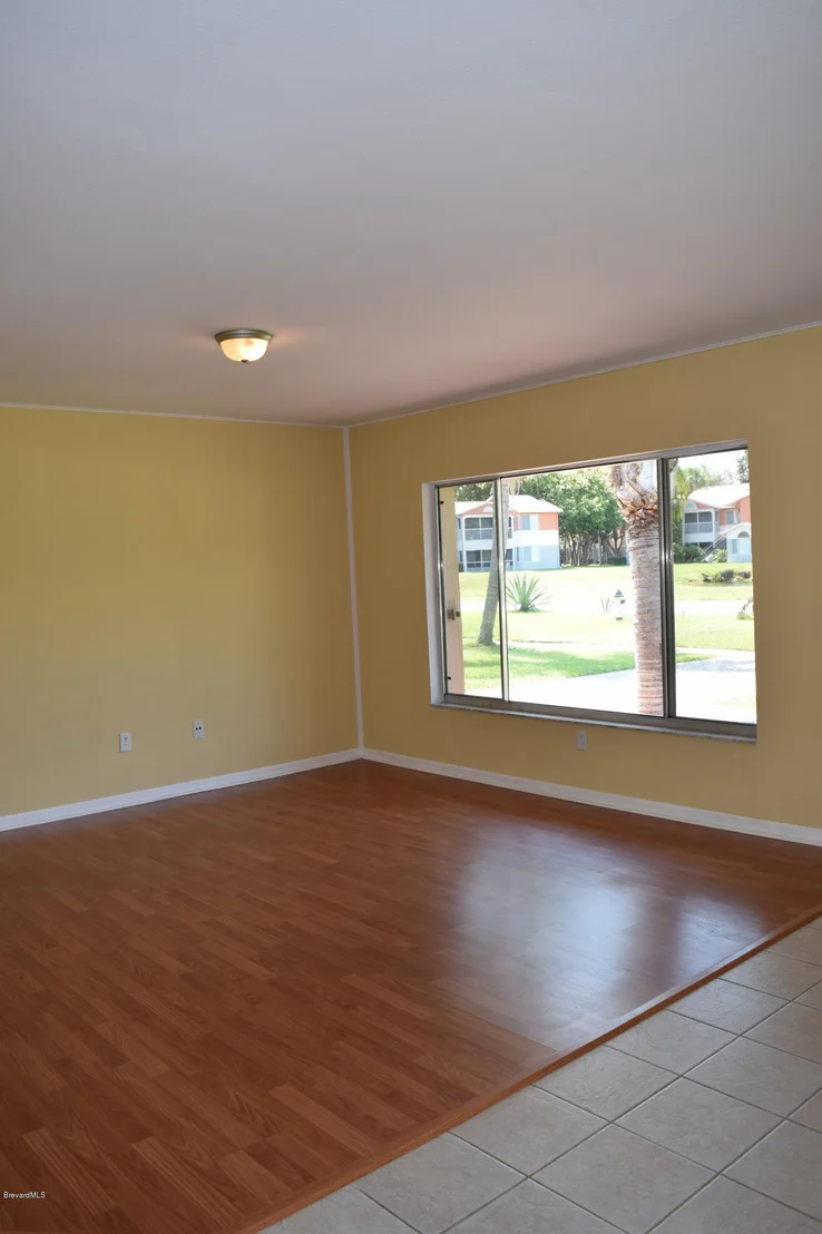 Photo of 881 Riviera Drive NE