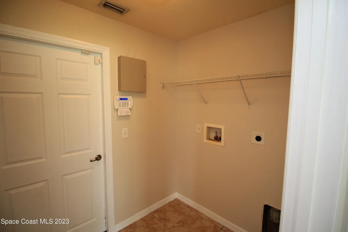 Photo of 492 Eldron Boulevard NE