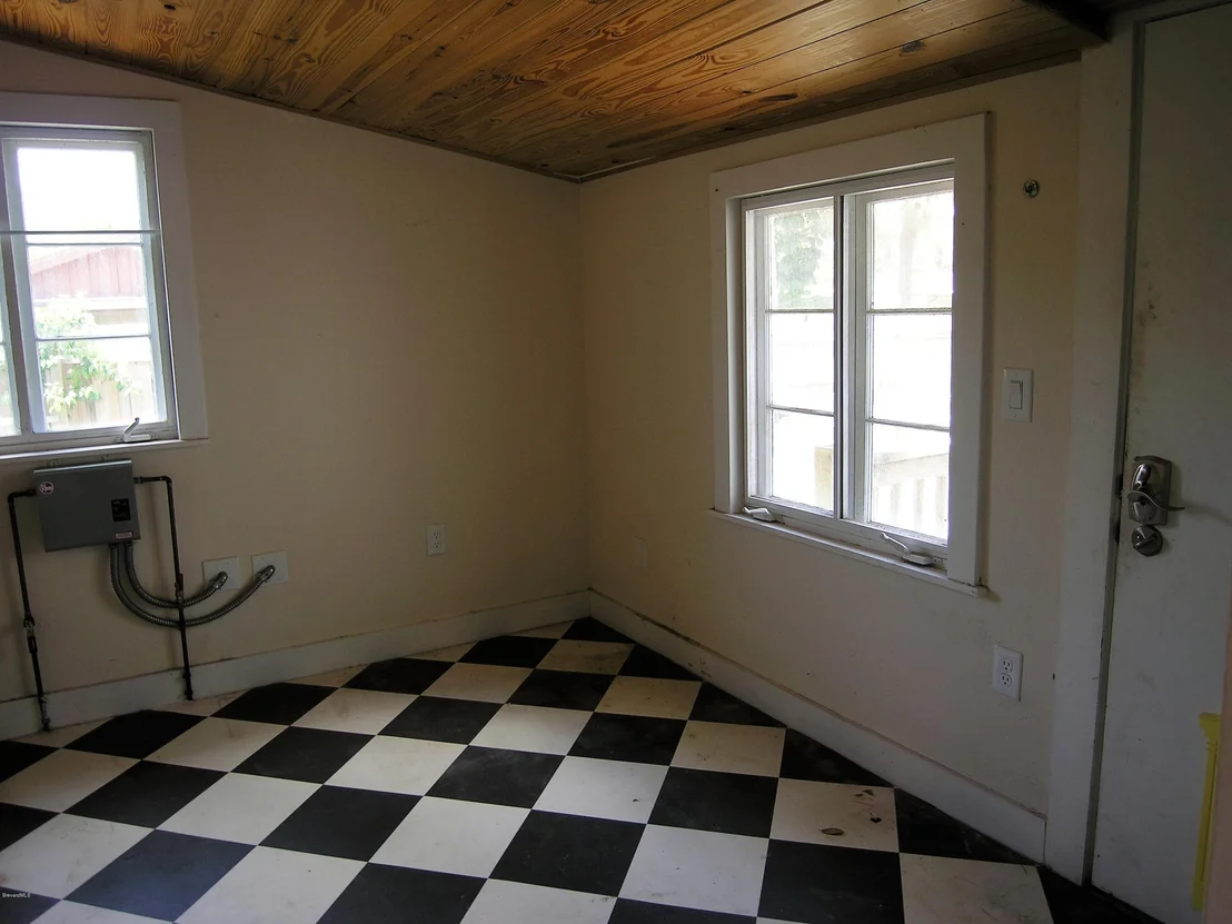 Photo of 736 Aurora Road