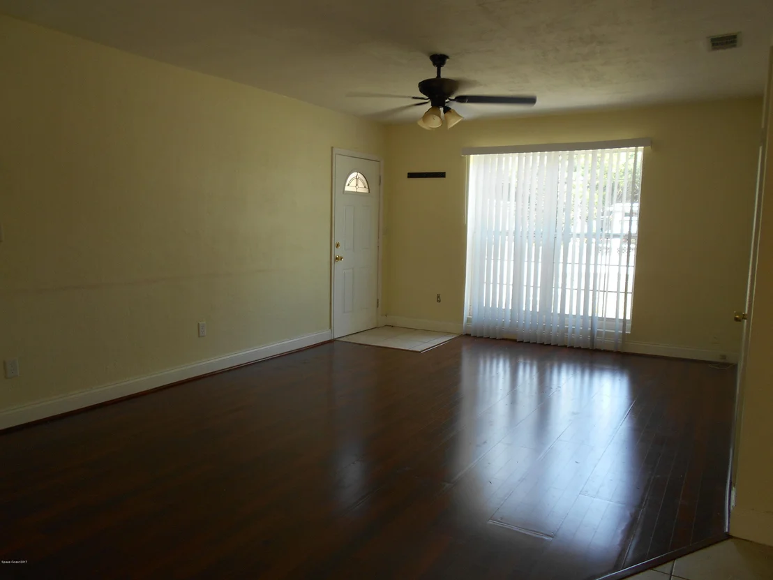 Photo of 1033 Cabot Drive NE