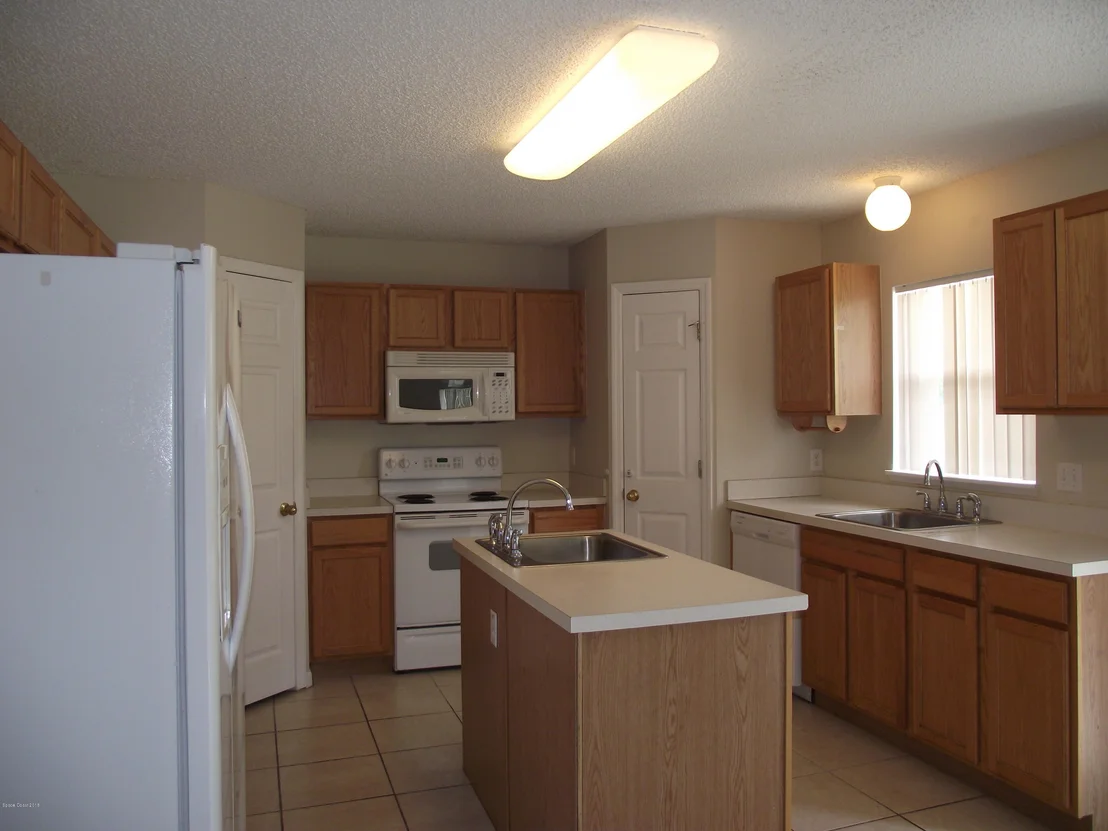 Photo of 1006 Ray Road SE
