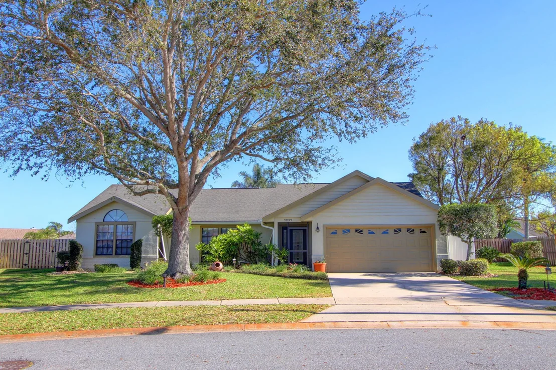 Photo of 1237 Lakeview Drive