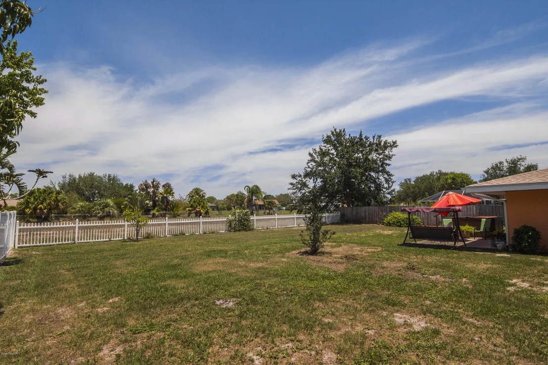 Photo of 905 Riviera Drive NE
