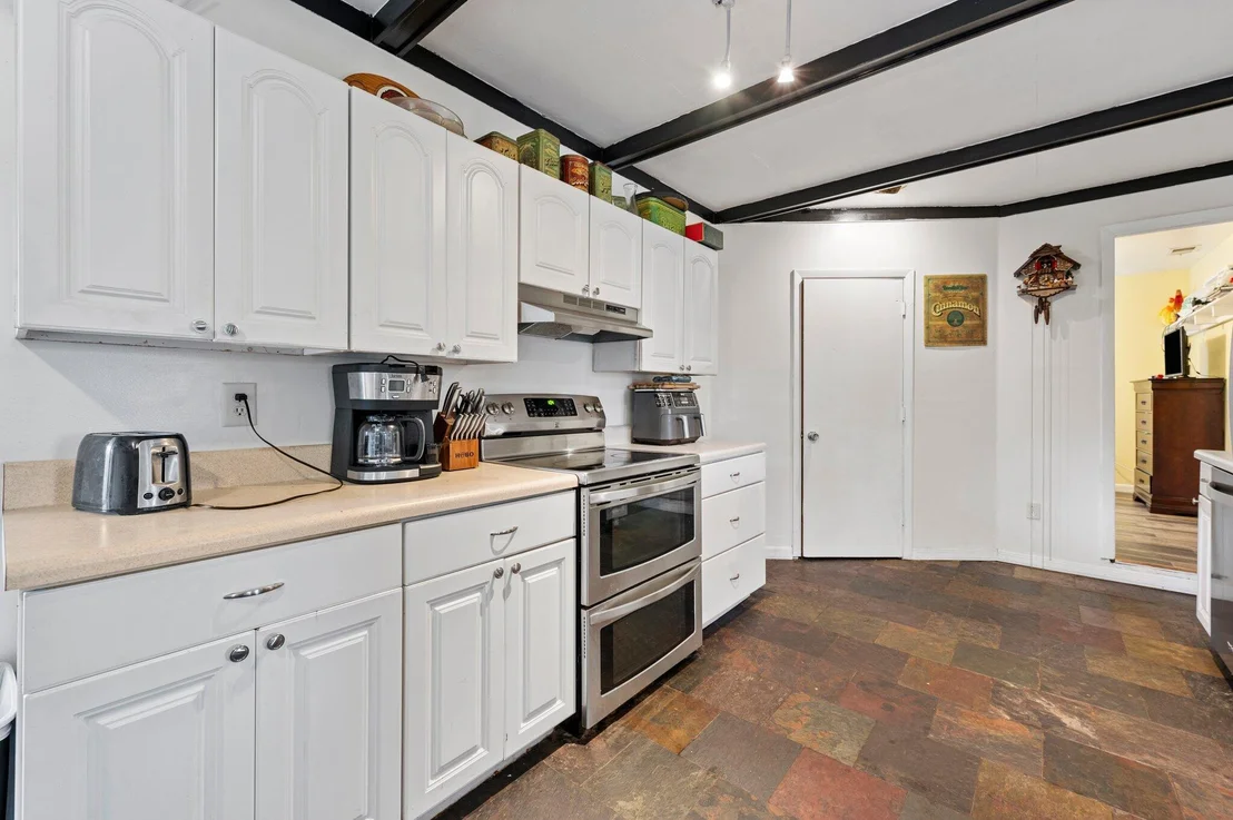 Photo of 822 Onyx Drive NE