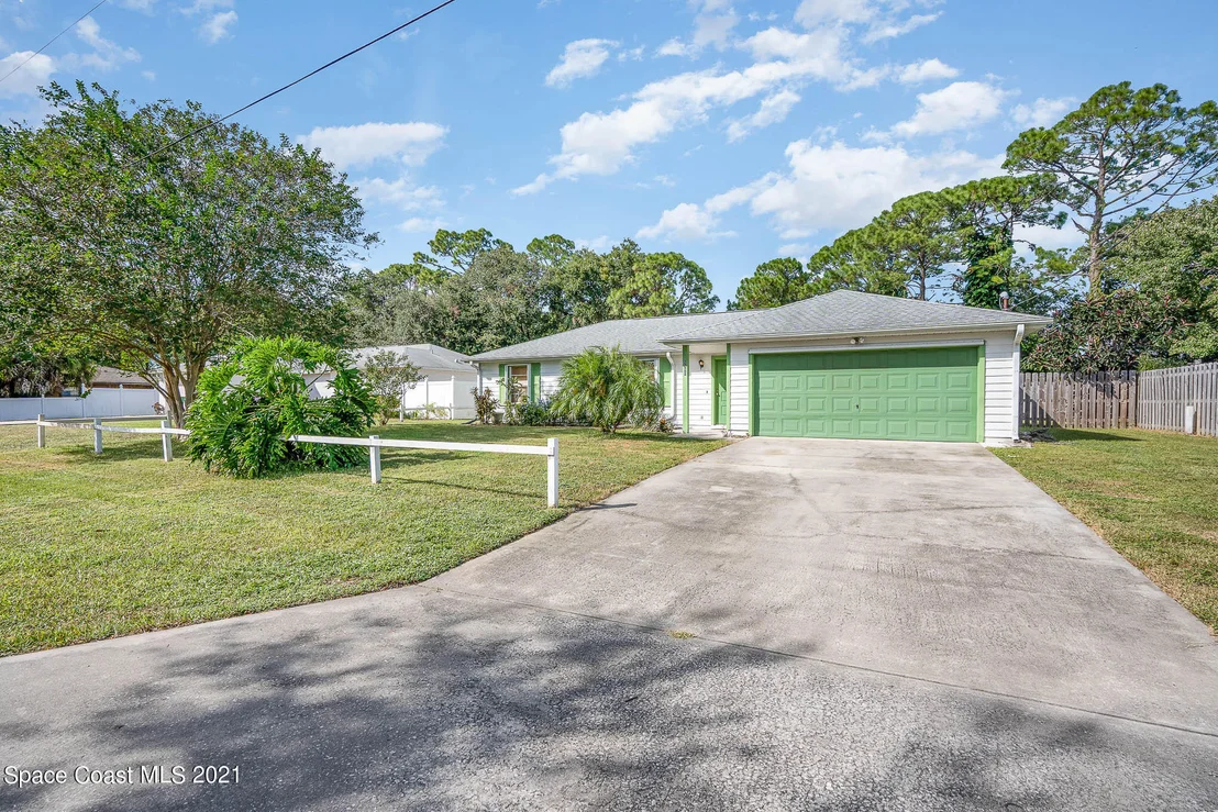 Photo of 5590 Fairbridge Street