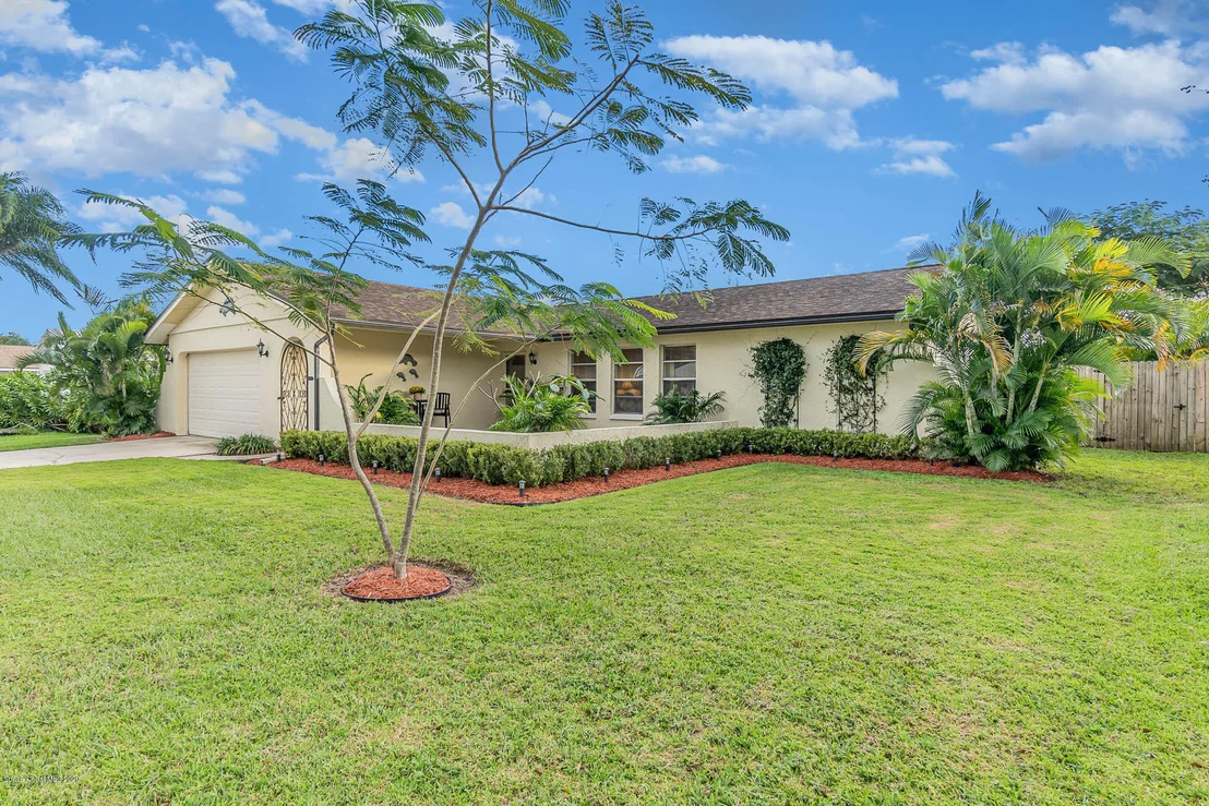 Photo of 2581 Corbusier Drive