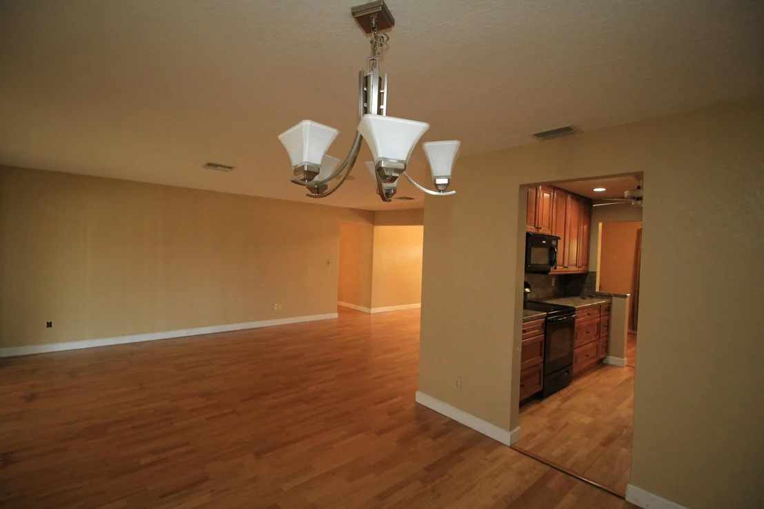Photo of 1441 Meadowbrook Road NE