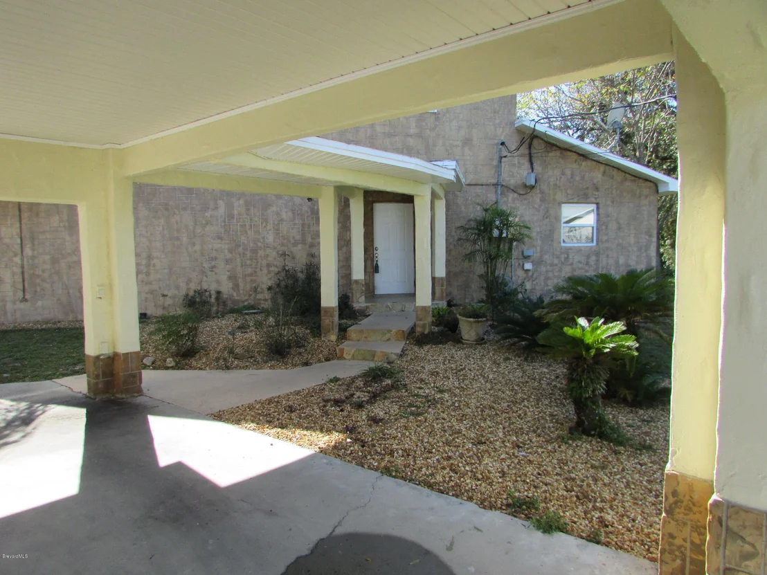 Photo of 385 N Range Road