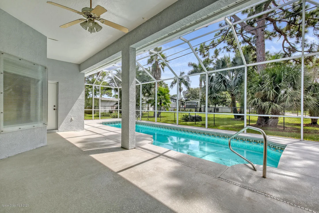 Photo of 975 Pineland Drive