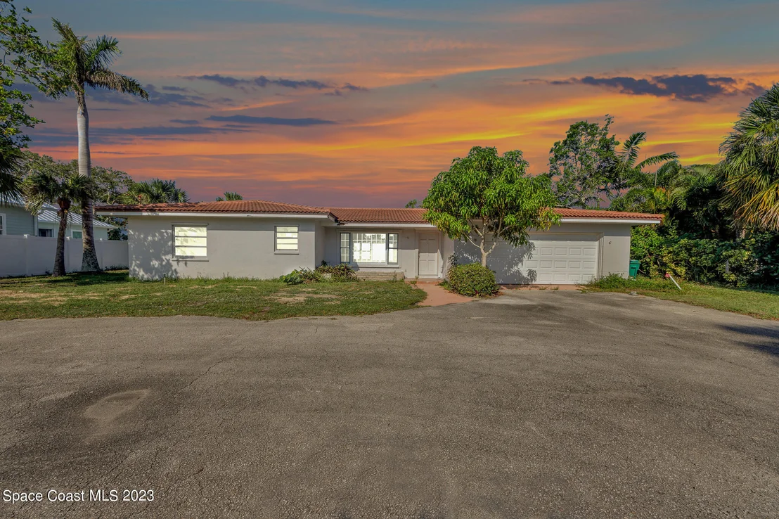 Photo of 804 S Riverside Drive